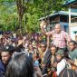 Pasangan Calon Nomor Urut 2 Matius Fakhiri saat disambut pendukung. (foto-ist)