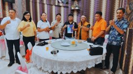 Pertemuan bersama Tim Percepatan DOB Kepulauan Babar Damer bersama Bung Niko Kilikili (tengah pegang dokumen) di Jakarta. (foto-tim)