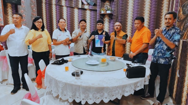 Pertemuan bersama Tim Percepatan DOB Kepulauan Babar Damer bersama Bung Niko Kilikili (tengah pegang dokumen) di Jakarta. (foto-tim)