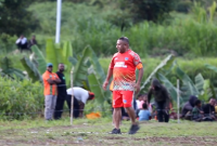 Bupati Pegunungan Bintang, Spei Yan Bidana, ST. M.Si. saat ikut terlibat dalam kegiatan HUT RI Ke 80 bersama masyarakat. (foto-tim)