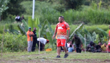 Bupati Pegunungan Bintang, Spei Yan Bidana, ST. M.Si. saat ikut terlibat dalam kegiatan HUT RI Ke 80 bersama masyarakat. (foto-tim)