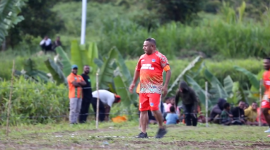 Bupati Pegunungan Bintang, Spei Yan Bidana, ST. M.Si. saat ikut terlibat dalam kegiatan HUT RI Ke 80 bersama masyarakat. (foto-tim)