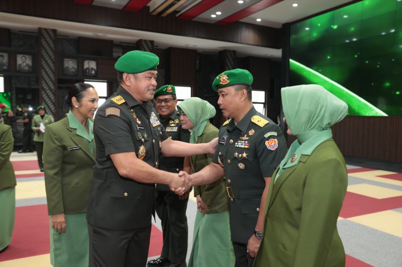 Kepala Staf Angkatan Darat (Kasad) Jenderal TNI Maruli Simanjuntak, M.Sc. memimpin upacara Serah Terima Jabatan (Sertijab) Kepala Pusat Perbekalan dan Angkutan Angkatan Darat (Kapusbekangad) yang digelar di Markas Besar Angkatan Darat (Mabesad), Jakarta, Senin (28/7/2025).