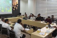 Ketua APTMA (asosiasi pengusaha mudah tembakau Madura ), Holili M,Ag dan perwakilan P4TM (paguyuban, pelapor, petani dan pedagang tembakau Madura ) Jhoni Iskandar dan Azif Mawardi zein