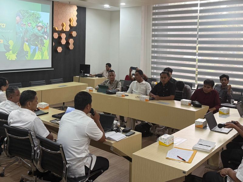 Ketua APTMA (asosiasi pengusaha mudah tembakau Madura ), Holili M,Ag dan perwakilan P4TM (paguyuban, pelapor, petani dan pedagang tembakau Madura ) Jhoni Iskandar dan Azif Mawardi zein