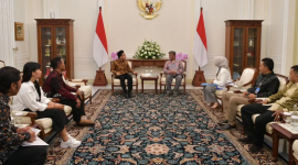 Wakil Presiden (Wapres) RI, Gibran Rakabuming Raka menerima audiensi Pimpinan Pusat Serikat Pekerja Tenaga Kerja Bongkar Muat Indonesia (PP SP TKBM Indonesia) di Istana Wapres, Jakarta, Selasa (9/9/2025) (dok. Setwapres)