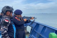 TNI AL saat melatih menembak anggota Bea Cukai