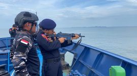 TNI AL saat melatih menembak anggota Bea Cukai