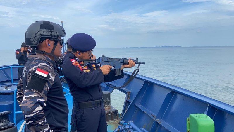 TNI AL saat melatih menembak anggota Bea Cukai