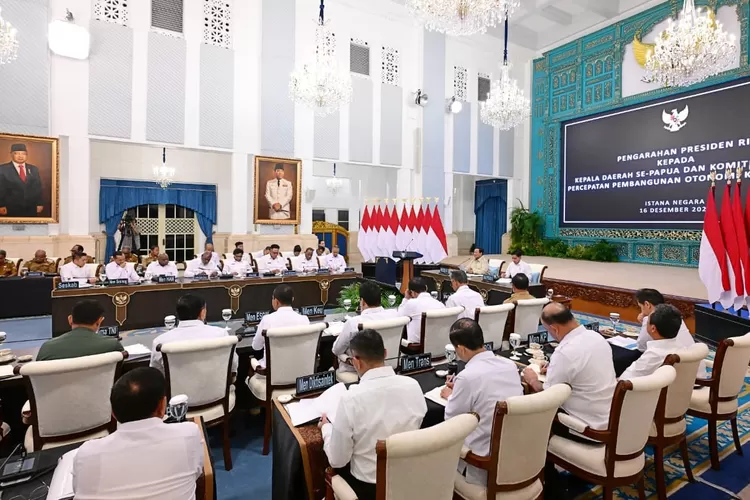 Presiden Prabowo Subianto memberikan pengarahan kepada Kepala Daerah se-Papua serta Komite Eksekutif Percepatan Pembangunan Otonomi Khusus Papua di Istana Negara, Jakarta, pada Selasa, 16 Desember 2025. Foto: BPMI Setpres/Rusman