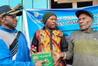 Kabid Bansos, Efendi Ningdana, S. Sos., Saat Menyerahkan barang Sembako secara simbolis kepada melalui Pemkam Seram Katop.