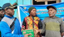 Kabid Bansos, Efendi Ningdana, S. Sos., Saat Menyerahkan barang Sembako secara simbolis kepada melalui Pemkam Seram Katop.