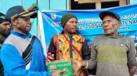 Kabid Bansos, Efendi Ningdana, S. Sos., Saat Menyerahkan barang Sembako secara simbolis kepada melalui Pemkam Seram Katop.