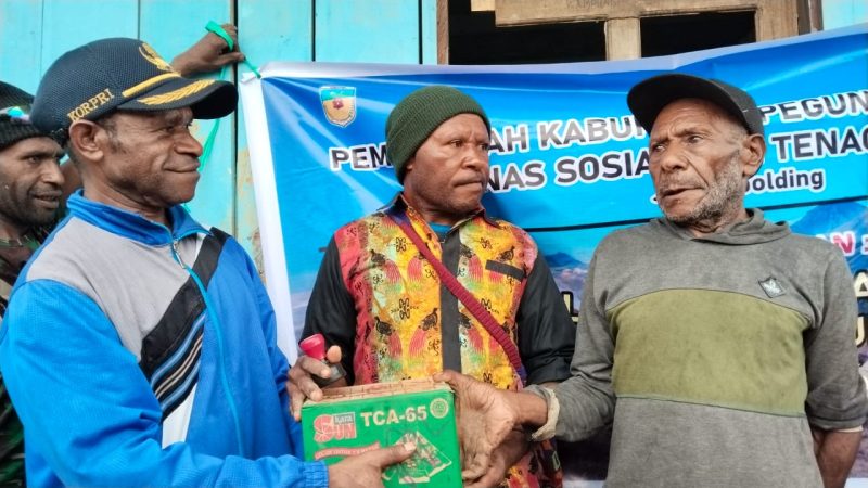 Kabid Bansos, Efendi Ningdana, S. Sos., Saat Menyerahkan barang Sembako secara simbolis kepada melalui Pemkam Seram Katop.