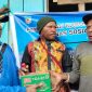 Kabid Bansos, Efendi Ningdana, S. Sos., Saat Menyerahkan barang Sembako secara simbolis kepada melalui Pemkam Seram Katop.