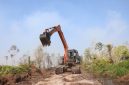Alat berat berupa ekskavator dikerahkan untuk membuat sekat bakar dan kanal air untuk memadamkan sekaligus mendinginkan lahan di Desa Air Merah, Kecamatan Sungai Gelam, Kabupaten Muaro Jambi, Provinsi Jambi, Kamis (3/9).