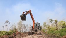 Alat berat berupa ekskavator dikerahkan untuk membuat sekat bakar dan kanal air untuk memadamkan sekaligus mendinginkan lahan di Desa Air Merah, Kecamatan Sungai Gelam, Kabupaten Muaro Jambi, Provinsi Jambi, Kamis (3/9).