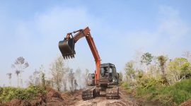 Alat berat berupa ekskavator dikerahkan untuk membuat sekat bakar dan kanal air untuk memadamkan sekaligus mendinginkan lahan di Desa Air Merah, Kecamatan Sungai Gelam, Kabupaten Muaro Jambi, Provinsi Jambi, Kamis (3/9).