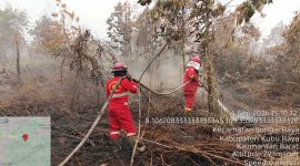 Sejumlah personel gabungan terus berjibaku memadamkan api yang membakar lahan di Kota Singkawang, Kalimantan Barat pada Jumat (4/9).