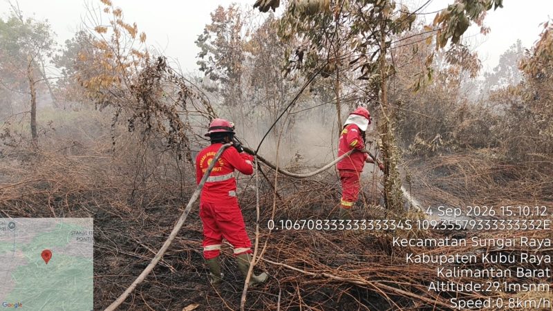 Sejumlah personel gabungan terus berjibaku memadamkan api yang membakar lahan di Kota Singkawang, Kalimantan Barat pada Jumat (4/9).
