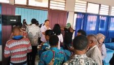 Dinas Pendidikan, Kearsipan dan Perpustakaan Daerah Kabupaten Pegunungan Bintang melalui Bidang SMP menggelar kegiatan peningkatan kapasitas pengelolaan Dana Operasional Sekolah (BOS) dan pelatihan aplikasi Data Pokok Pendidikan (Dapodik) bagi sekolah SMP negeri dan swasta.