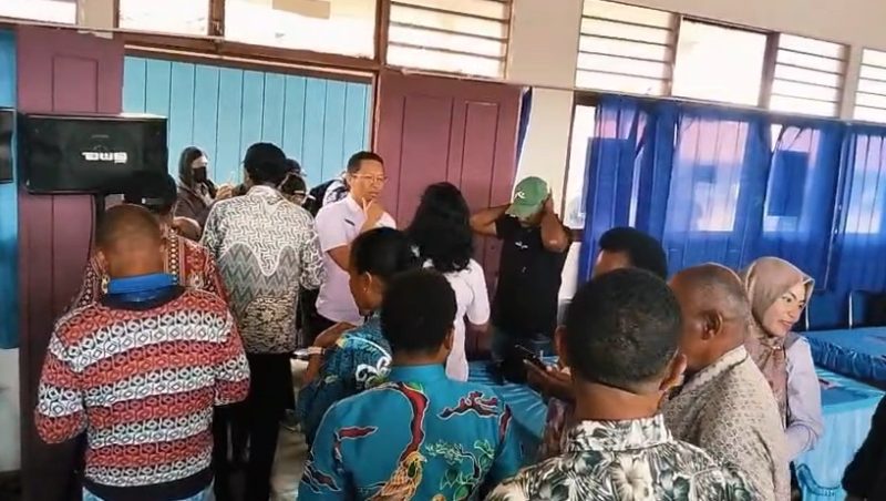 Dinas Pendidikan, Kearsipan dan Perpustakaan Daerah Kabupaten Pegunungan Bintang melalui Bidang SMP menggelar kegiatan peningkatan kapasitas pengelolaan Dana Operasional Sekolah (BOS) dan pelatihan aplikasi Data Pokok Pendidikan (Dapodik) bagi sekolah SMP negeri dan swasta.