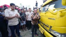 Menteri Dalam Negeri (Mendagri) Muhammad Tito Karnavian bersama Menteri Perumahan dan Kawasan Permukiman (PKP) Maruarar Sirait melepas 125 truk pengangkut 500 ribu keping genteng untuk mendukung Program Gentengisasi yang merupakan arahan Presiden Prabowo Subianto. Pelepasan itu ditandai dengan pemecahan kendi dan pengangkatan bendera Merah Putih di Kecamatan Plered, Kabupaten Purwakarta, Jawa Barat (Jabar), Jumat (2/10/2026).