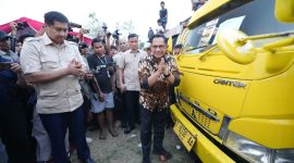 Menteri Dalam Negeri (Mendagri) Muhammad Tito Karnavian bersama Menteri Perumahan dan Kawasan Permukiman (PKP) Maruarar Sirait melepas 125 truk pengangkut 500 ribu keping genteng untuk mendukung Program Gentengisasi yang merupakan arahan Presiden Prabowo Subianto. Pelepasan itu ditandai dengan pemecahan kendi dan pengangkatan bendera Merah Putih di Kecamatan Plered, Kabupaten Purwakarta, Jawa Barat (Jabar), Jumat (2/10/2026).