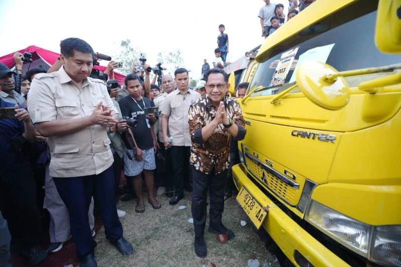 Menteri Dalam Negeri (Mendagri) Muhammad Tito Karnavian bersama Menteri Perumahan dan Kawasan Permukiman (PKP) Maruarar Sirait melepas 125 truk pengangkut 500 ribu keping genteng untuk mendukung Program Gentengisasi yang merupakan arahan Presiden Prabowo Subianto. Pelepasan itu ditandai dengan pemecahan kendi dan pengangkatan bendera Merah Putih di Kecamatan Plered, Kabupaten Purwakarta, Jawa Barat (Jabar), Jumat (2/10/2026).