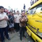Menteri Dalam Negeri (Mendagri) Muhammad Tito Karnavian bersama Menteri Perumahan dan Kawasan Permukiman (PKP) Maruarar Sirait melepas 125 truk pengangkut 500 ribu keping genteng untuk mendukung Program Gentengisasi yang merupakan arahan Presiden Prabowo Subianto. Pelepasan itu ditandai dengan pemecahan kendi dan pengangkatan bendera Merah Putih di Kecamatan Plered, Kabupaten Purwakarta, Jawa Barat (Jabar), Jumat (2/10/2026).